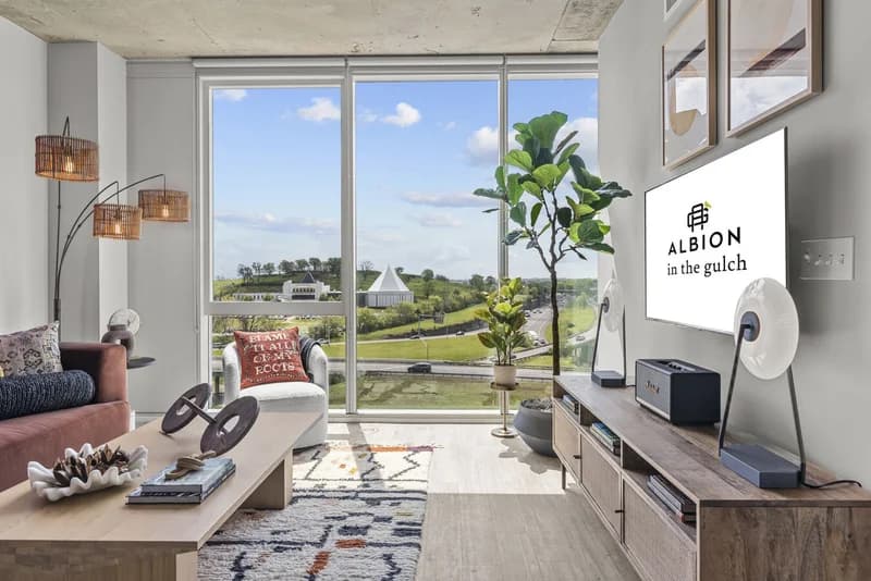 VERY SPACIOUS 1 BED/ 1 BATH APARTMENT IN THE GULCH AREA